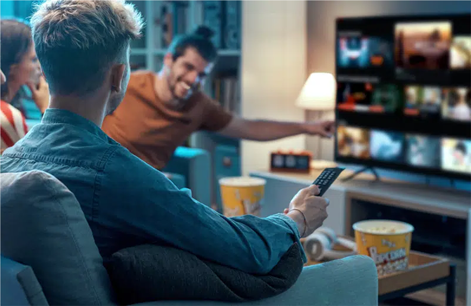 Pessoas assistindo UniTurbo TV